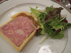 パテ　アン　クルート　（フォワグラ・黒豚・松の実入り）