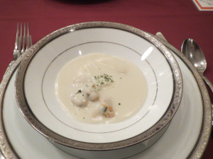 ホンビノス貝のヴルーテ　フランス産白アスパラガス添え