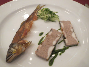 鮎のテリーヌ キュウリのサラダ添え