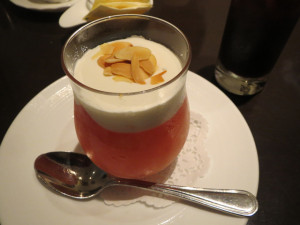 グレープフルーツのゼリー ヨーグルトクリーム添え