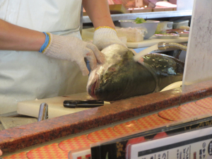 目の前でブリが裁かれる