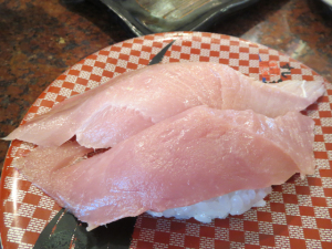 捌きたてのブリ