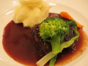 牛ホホ肉の赤ワイン煮込み